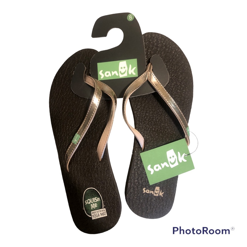 NWT Sanuk flip flops Sz 8 brown with metallic rose gold straps